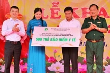 Trao 500 thẻ bảo hiểm y tế đến học sinh vùng biên giới Đồng Tháp