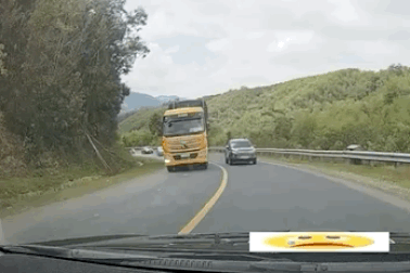 "Can đảm" hơn người, xe "tí hon" đè đầu xe tải để vượt ẩu