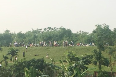 Hà Nội: Phát hiện người đàn ông tử vong dưới vệ đê, nghi bị sát hại