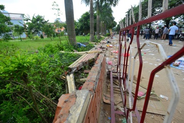 Không mua được vé, người hâm mộ phá trụ sở VFF