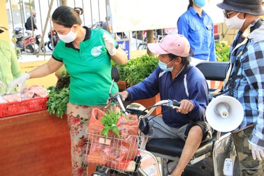 “Phiên chợ 0 đồng” chia sẻ yêu thương đến hộ khó khăn ở Đà Nẵng