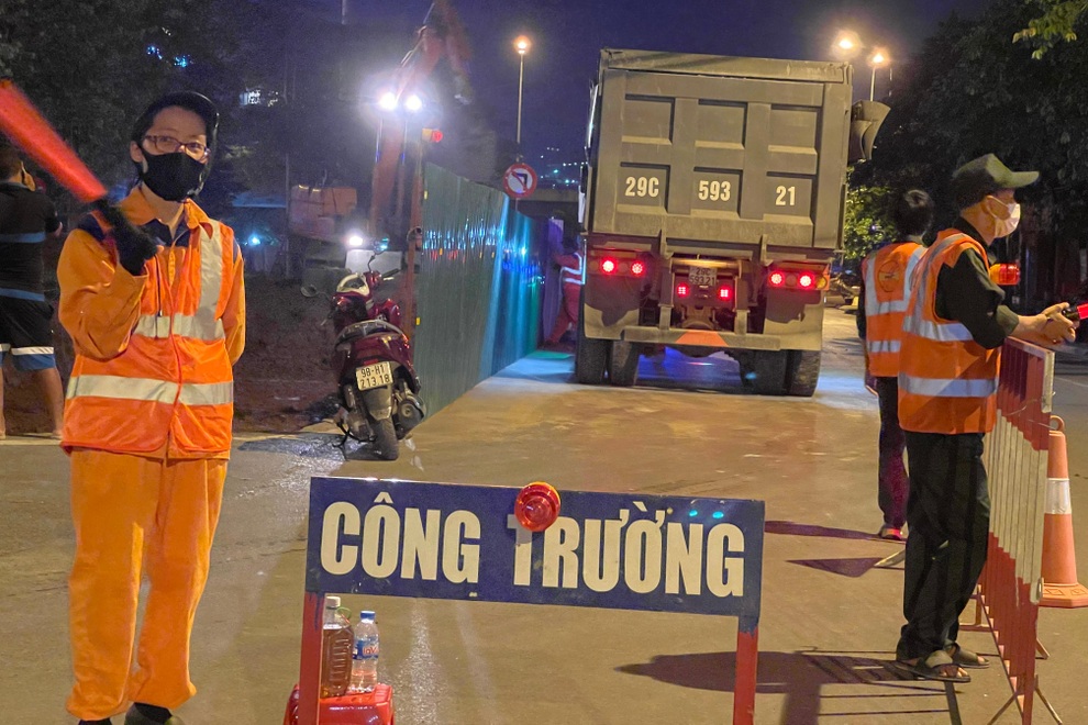 Xuyên đêm xén dải phân cách, mở rộng tuyến đường đẹp nhất thủ đô - 10 Xuyên đêm xén dải phân cách, mở rộng tuyến đường đẹp nhất thủ đô - 10