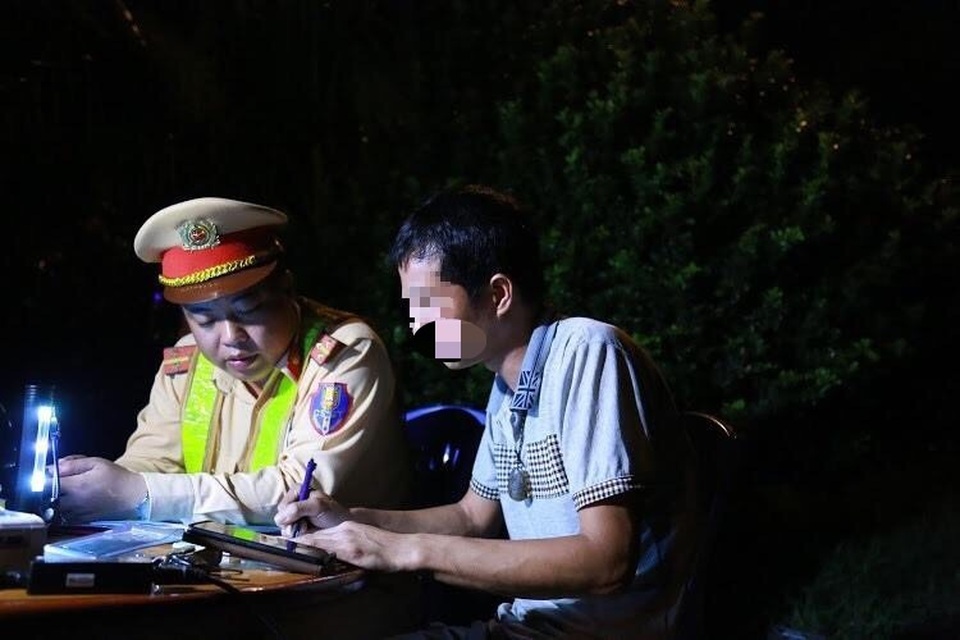 Ba giờ đấu tranh với tài xế vi phạm nồng độ cồn, dương tính với ma túy - 4 Ba giờ đấu tranh với tài xế vi phạm nồng độ cồn, dương tính với ma túy - 4