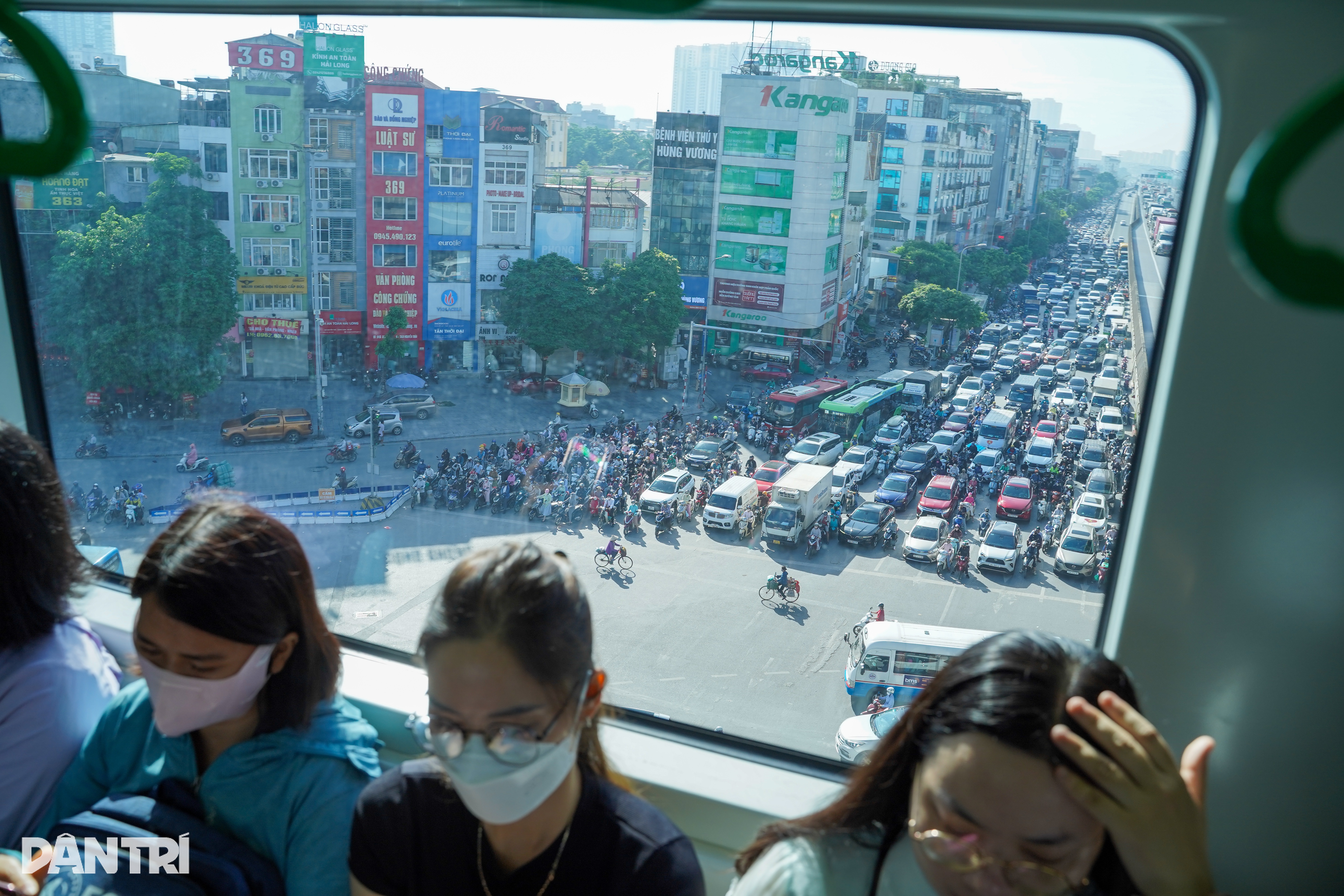 Người Hà Nội thích thú đi metro sinh trắc học một chạm đến mọi ga - 14