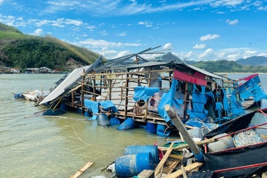 Cuộc tháo chạy của cả gia đình khi bão Kalmaegi ập tới