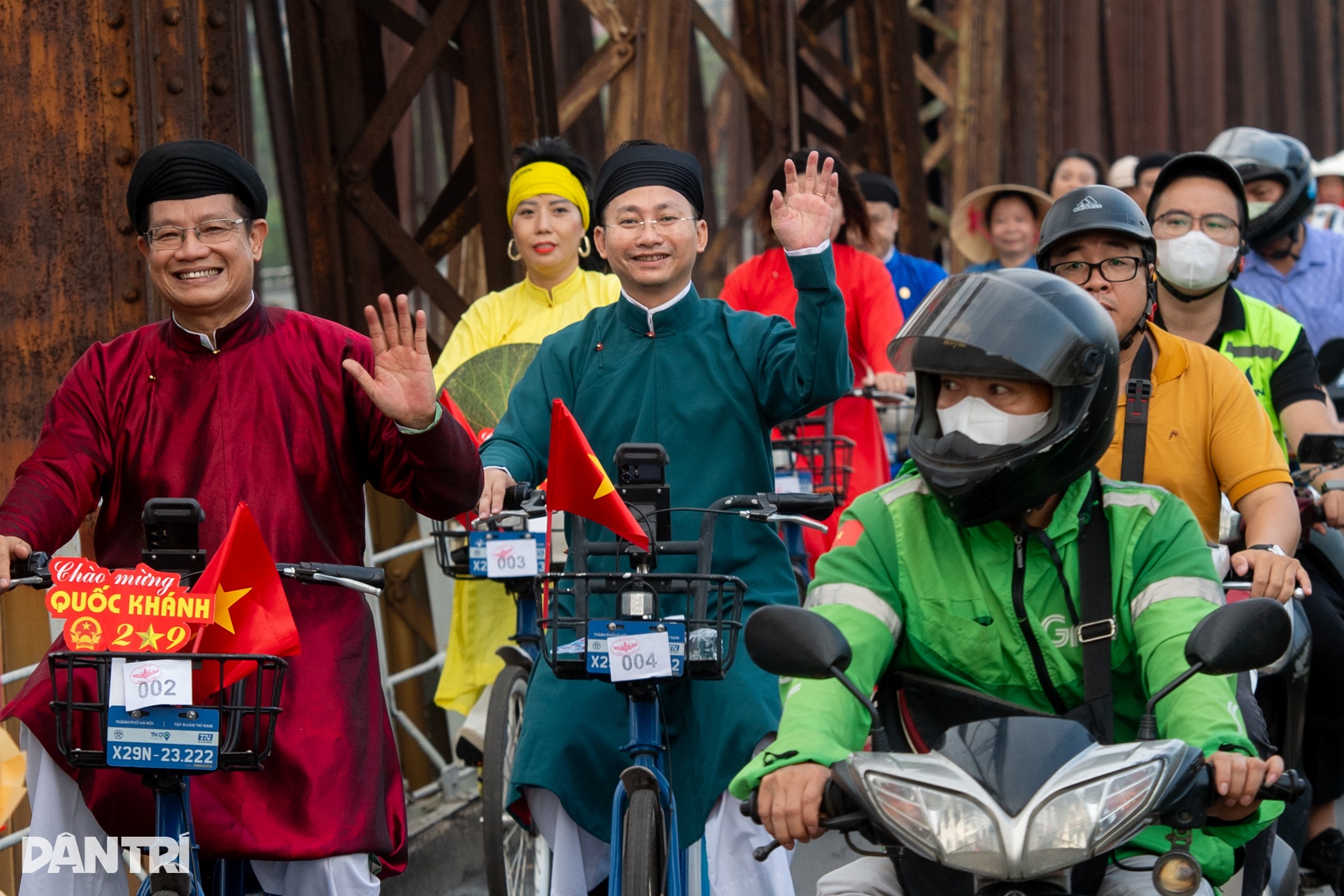 Hàng trăm người mặc áo dài, đạp xe diễu hành trên đường phố Hà Nội - 9 Hàng trăm người mặc áo dài, đạp xe diễu hành trên đường phố Hà Nội - 9