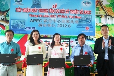 Trao 20 máy tính xách tay cho 4 trường tiểu học khó khăn