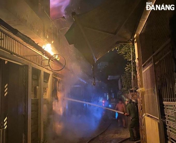 Lực lượng chức năng tích cực dập tắt ngọn lửa. Ảnh: C.A