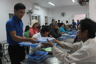 Quảng Ngãi: Ấm áp quán cơm 2.000 đồng "Nụ cười sông Trà"