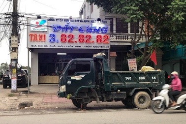 Thuê côn đồ chở cả xe tải đầy phân gà bịt cửa doanh nghiệp đối thủ ngày khai trương