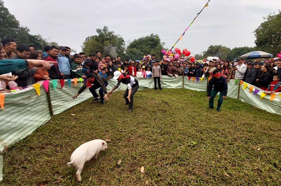 Tưng bừng cuộc chiến cà chua tại phiên chợ một năm chỉ họp một lần - 14 Tưng bừng cuộc chiến cà chua tại phiên chợ một năm chỉ họp một lần - 14