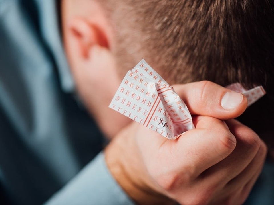 Vô tình vò nát tấm vé trúng 26 triệu USD trong máy giặt - 1