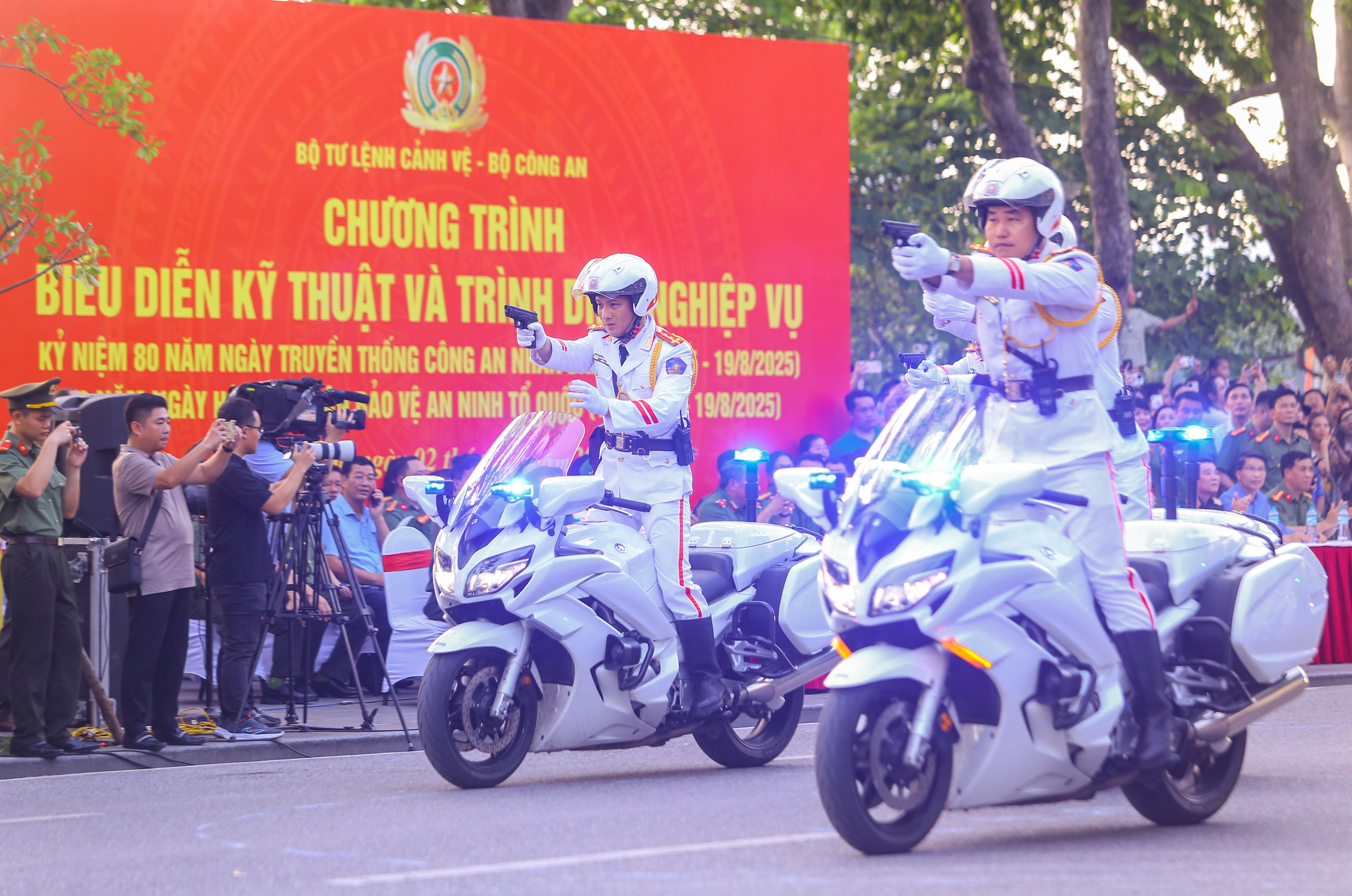Cảnh vệ trình diễn kỹ năng chống khủng bố, bảo vệ yếu nhân - 1