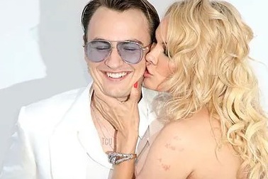 Pamela Anderson vẫn sexy ở tuổi 52