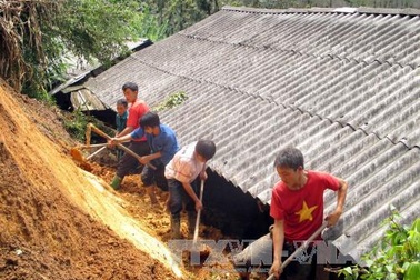 2 người chết, hàng trăm ngôi nhà sập đổ, hư hỏng do mưa lũ ở Yên Bái
