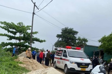 Theo dấu xe lăn và đôi dép, phát hiện thi thể cụ bà