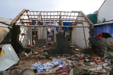 Trở về sau trú bão, người dân chứng kiến xóm làng "nát vụn"