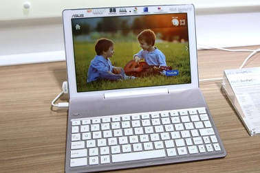Cận cảnh tablet ZenPad 10 tích hợp phím rời của Asus