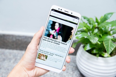 Đập hộp Xiaomi Redmi 5 Plus chính hãng giá 4 triệu đồng tại Việt Nam