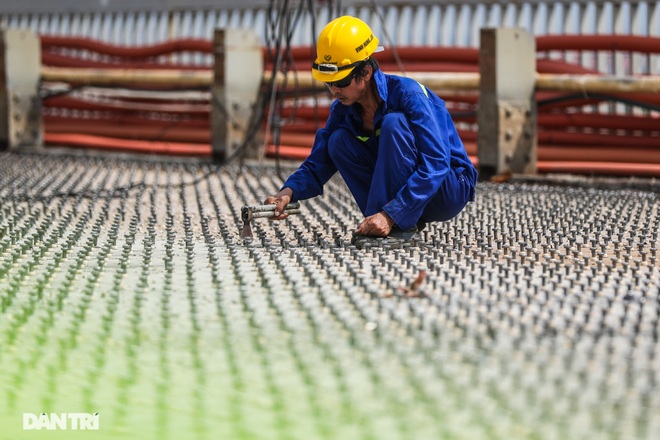 Đổ bê tông siêu tính năng, hàn hàng triệu đinh neo lên mặt cầu Thăng Long - 12 Đổ bê tông siêu tính năng, hàn hàng triệu đinh neo lên mặt cầu Thăng Long - 12