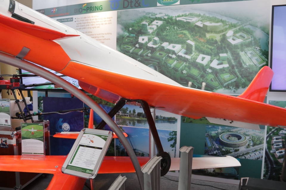 Cận cảnh siêu máy bay không người lái đạt tốc độ 300km/h - 2 Cận cảnh siêu máy bay không người lái đạt tốc độ 300km/h - 2