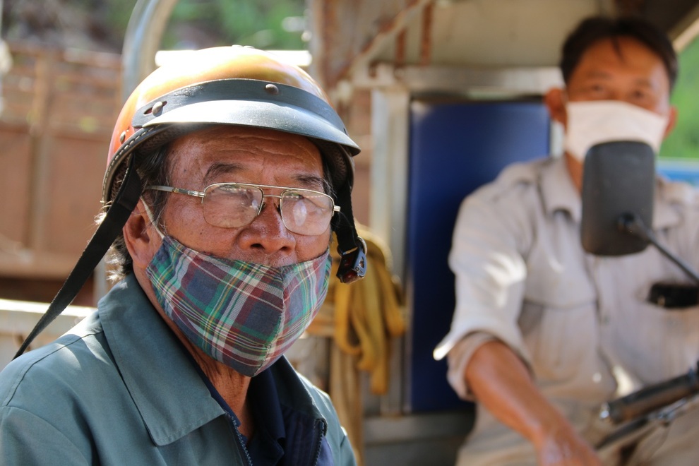 Tài xế xe ôm chật vật vì Covid-19, ngày kiếm không được một bữa cơm - 1 Tài xế xe ôm chật vật vì Covid-19, ngày kiếm không được một bữa cơm - 1