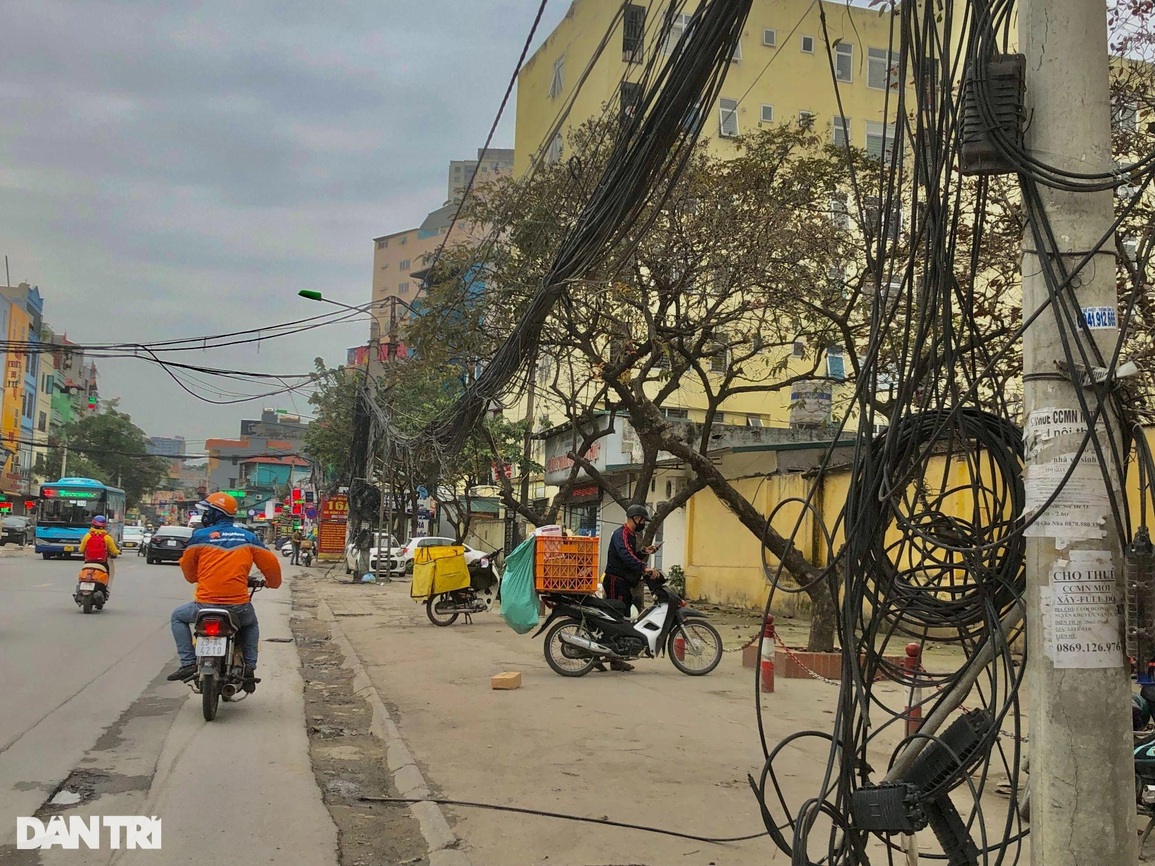 Thót tim với bẫy dây điện, cáp viễn thông chằng chịt khắp phố Hà Nội - 3 Thót tim với bẫy dây điện, cáp viễn thông chằng chịt khắp phố Hà Nội - 3