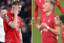 Ăn mừng như Cristiano Ronaldo, tiền đạo Notingham Forest bị chế giễu