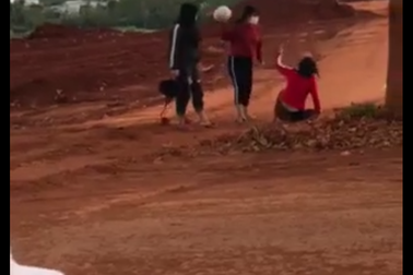 Báo cáo Bộ GD-ĐT vụ thiếu nữ dùng nón bảo hiểm đánh vào đầu nhau tới tấp