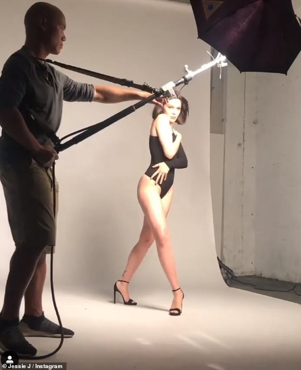Jessie J gợi cảm chụp hình chào năm mới - 3 Jessie J gợi cảm chụp hình chào năm mới - 3
