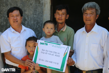 Người chồng run run xúc động đón nhận gần 360 triệu đồng từ bạn đọc Dân trí