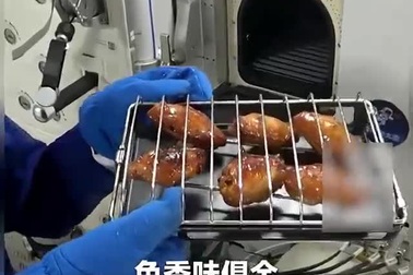 Phi hành gia Trung Quốc lần đầu trải nghiệm nướng thịt giữa vũ trụ