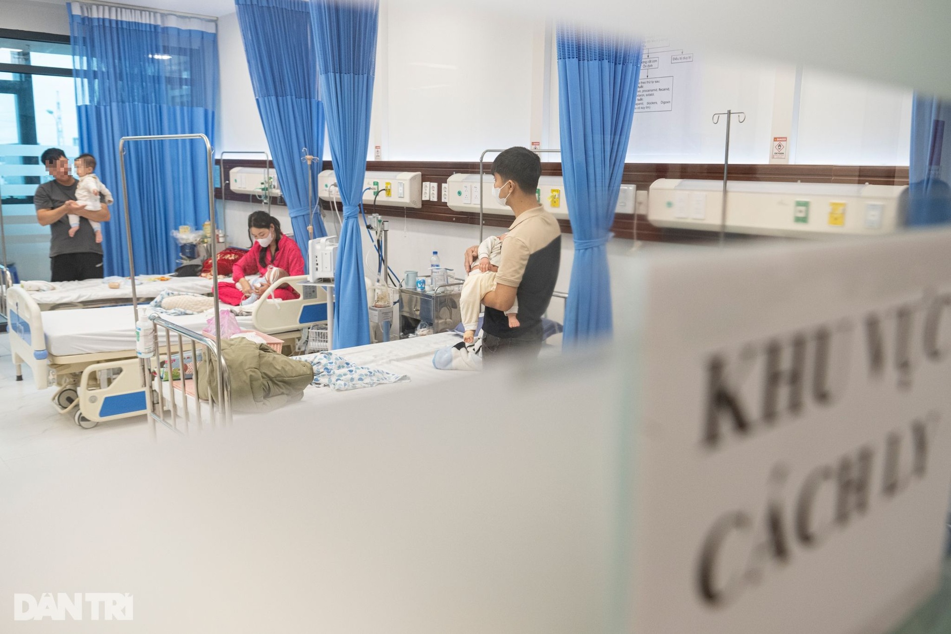 Hà Nội: Bên trong khu điều trị trẻ suy hô hấp, biến chứng nặng vì sởi - 4 Hà Nội: Bên trong khu điều trị trẻ suy hô hấp, biến chứng nặng vì sởi - 4