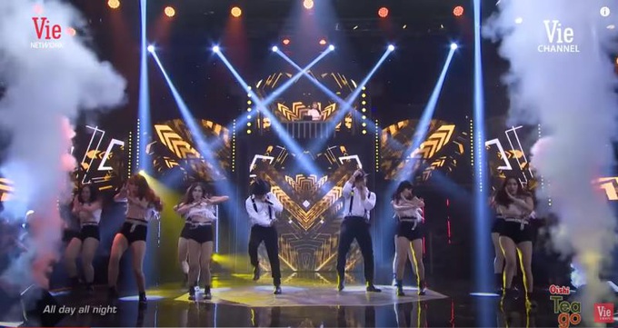 Diện sơ mi soái ca, Karik đem tới đêm chung kết Rap Việt một "cơn địa chấn" - Ảnh 2. Diện sơ mi soái ca, Karik đem tới đêm chung kết Rap Việt một "cơn địa chấn" - Ảnh 2.