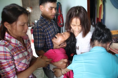 3 anh em chết đuối: "Chưa kịp nhận giấy khen, các con đã đi mãi không về!"