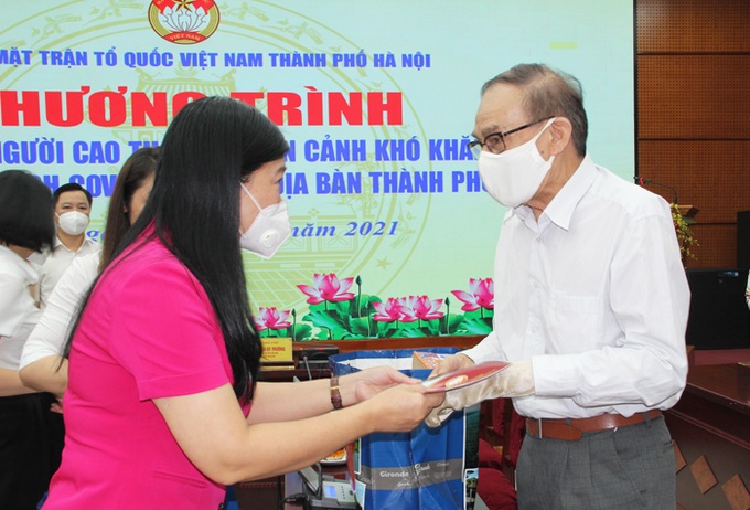 Chủ tịch Ủy ban MTTQ Việt Nam Thành phố Nguyễn Lan Hương trao quà cho người cao tuổi
