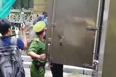 Dẫn giải các bị cáo tới phiên xử vụ Pharma