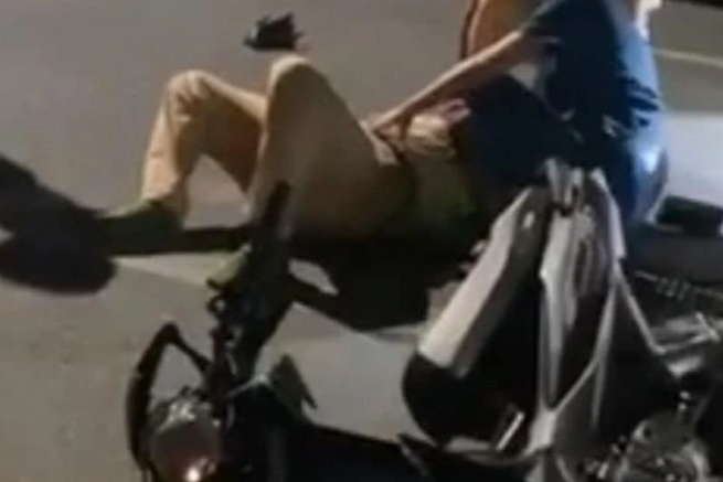 Dua lelaki muda melepasi pusat pemeriksaan kepekatan alkohol dan memukul seorang pegawai polis - 1 Hai thanh niên thông chốt đo nồng độ cồn, tông trúng cảnh sát - 1