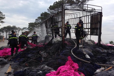 Xe tải chở vải cháy trơ khung khi đang lưu thông