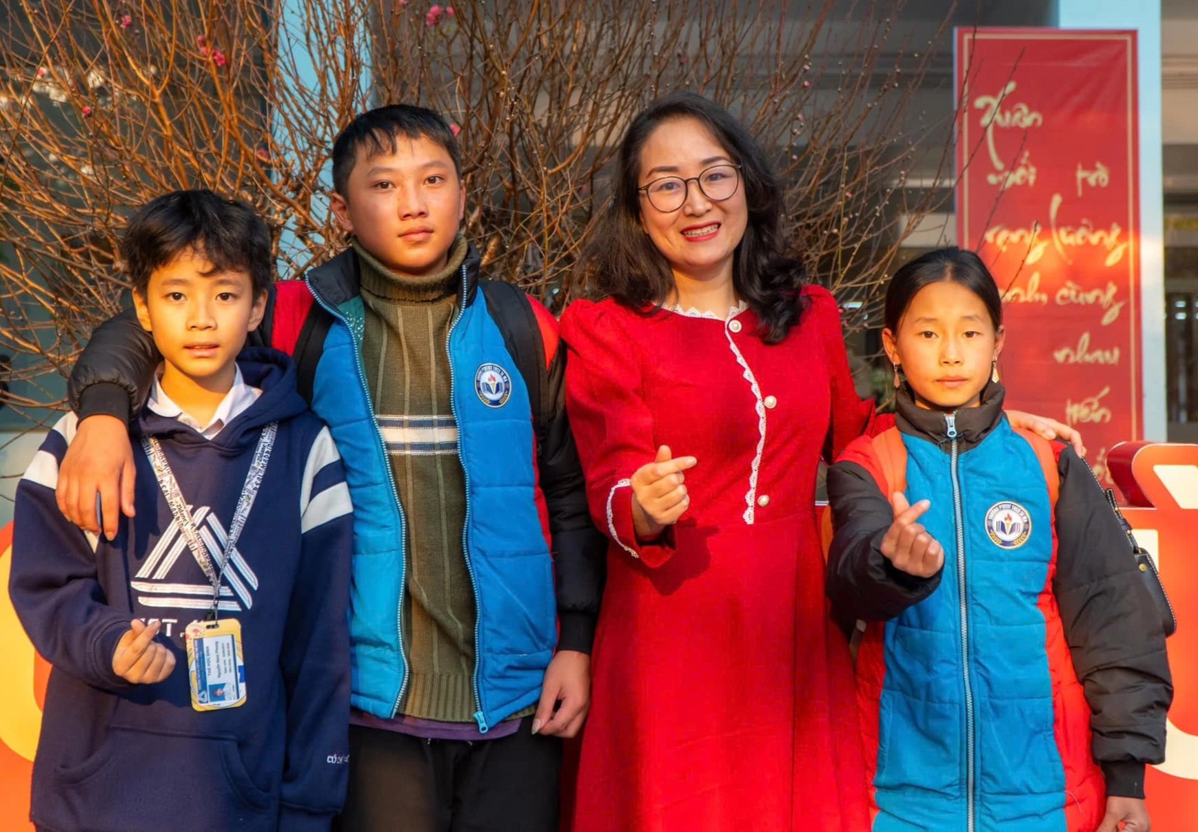 Rencontre significative de 12 étudiants de Dien Bien à Hanoi - 1 Cuộc gặp gỡ giàu ý nghĩa của 12 học sinh Điện Biên tại Hà Nội - 1