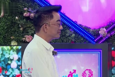 Vừa gặp, chủ vườn mít U60 được cô gái kém 15 tuổi chăm sóc da mặt