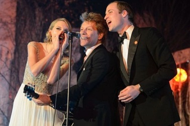 Hoàng tử Anh căng thẳng khi hát chung với Taylor Swift