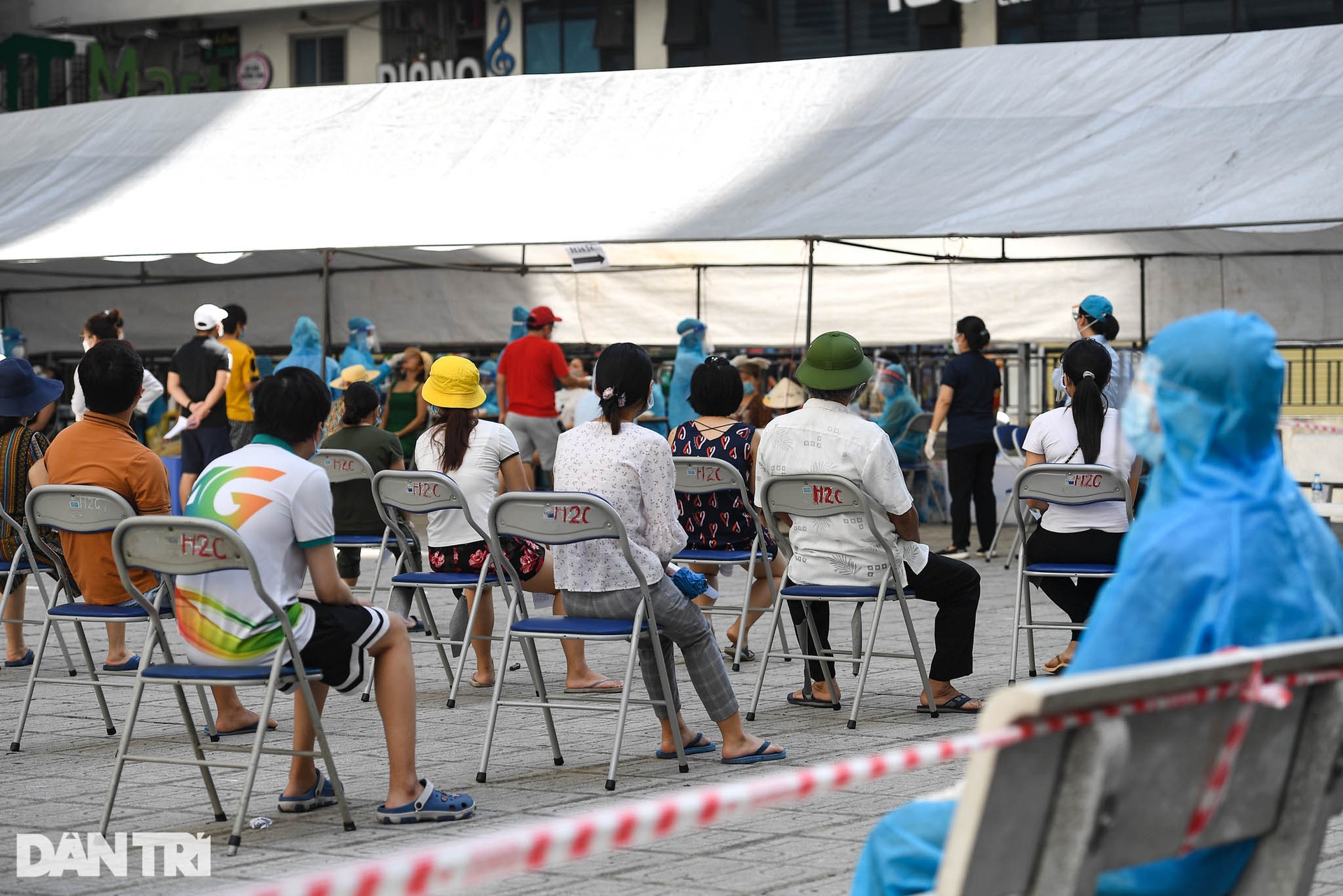 19.000 cư dân chung cư HH Linh Đàm xếp hàng chờ xét nghiệm Covid-19 - 14 19.000 cư dân chung cư HH Linh Đàm xếp hàng chờ xét nghiệm Covid-19 - 14