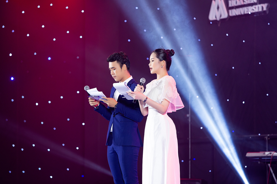 Ngân Anh tự tin làm MC tiếng Anh - 2 Ngân Anh tự tin làm MC tiếng Anh - 2