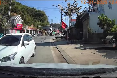 Tài xế xử lý đầy khó hiểu, đi hẳn vào làn đường ngược chiều