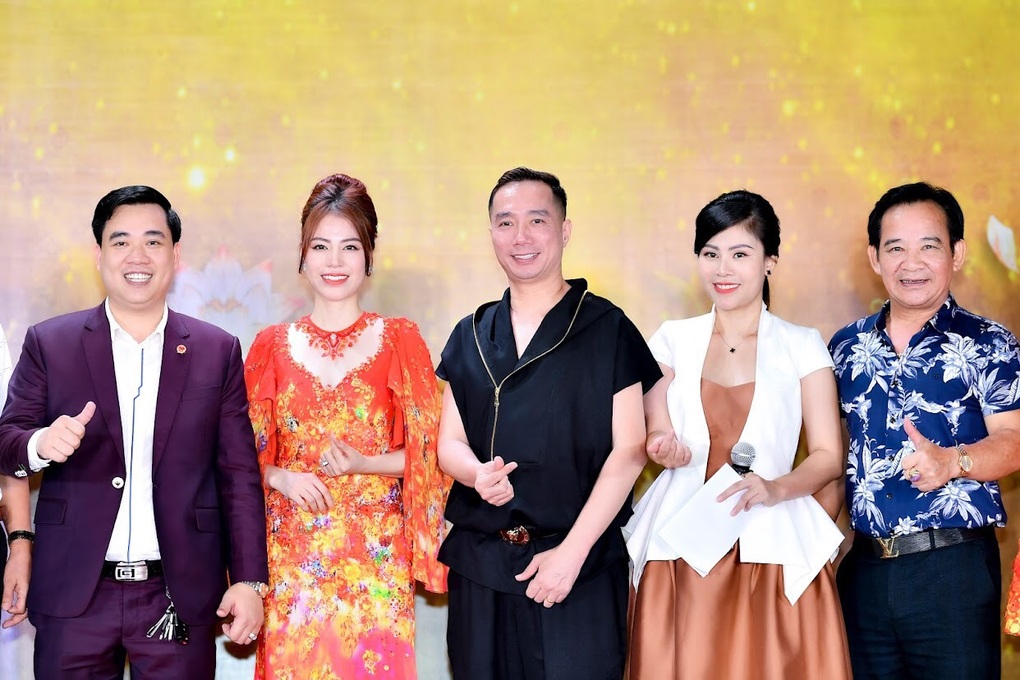 NTK Thoa Trần bùng nổ với Fashion show Bông hồng vàng - 3 NTK Thoa Trần bùng nổ với Fashion show Bông hồng vàng - 3