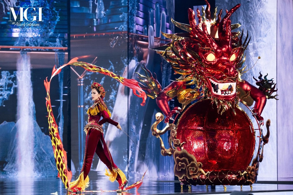 Lê Hoàng Phương được khen khi diễn trang phục dân tộc tại Hoa hậu Hòa bình - 5