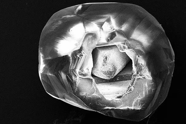 Kỳ lạ kim cương "mọc" bên trong viên kim cương khác