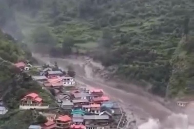 Khoảnh khắc lũ quét nhấn chìm ngôi làng ở Ấn Độ