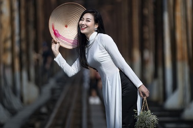 Chuyên gia Makeup Teddy Pham đẹp mơ màng trong tà áo dài bên cầu Long Biên